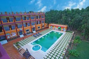 Resort Neel Nirjan !! Best Family Couple friendly family Resort!!内部或周边的泳池