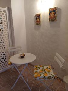 una mesa con 2 sillas y una mesa y sillas blancas en Difronte Palatina Chapel, en Palermo 23 fotos más