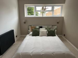 Postel nebo postele na pokoji v ubytování Modern and Cozy Retreat in Abingdon - Oxford- Sleeps 4 in a Quiet Location