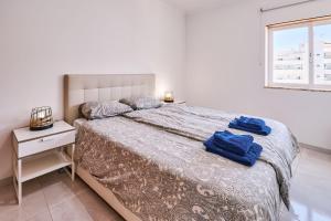 ein Schlafzimmer mit großem Bett und Fenster in der Unterkunft Apartment Dean direkt am Meer in Armação de Pêra