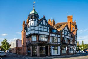 ein großes Gebäude mit einem Uhrturm auf einer Straße in der Unterkunft Dragon Court - 4 Beds with Terrace Garden in Henley on Thames