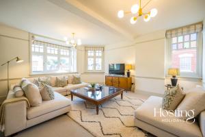ein Wohnzimmer mit zwei Sofas und einem Couchtisch in der Unterkunft Dragon Court - 4 Beds with Terrace Garden in Henley on Thames