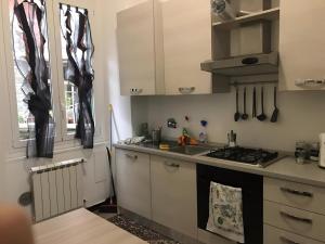 kuchnia z białymi szafkami i piekarnikiem w obiekcie Wow Home - 175 mq - posteggio privato - davanti porto traghetti - fino a 10 posti letto w Genui +37 zdjęć