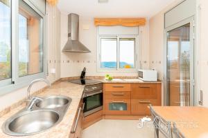 Кухня або міні-кухня у Amazing views Villa Alizee with private pool sea views and Air Conditioning