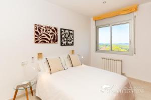 Ліжко або ліжка в номері Amazing views Villa Alizee with private pool sea views and Air Conditioning