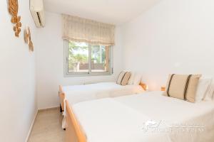 Ліжко або ліжка в номері Amazing views Villa Alizee with private pool sea views and Air Conditioning