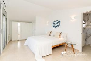 Ліжко або ліжка в номері Amazing views Villa Alizee with private pool sea views and Air Conditioning