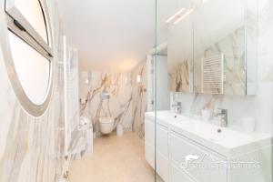 Ванна кімната в Amazing views Villa Alizee with private pool sea views and Air Conditioning