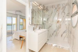 Ванна кімната в Amazing views Villa Alizee with private pool sea views and Air Conditioning