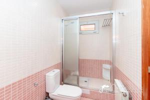 Ванна кімната в Amazing views Villa Alizee with private pool sea views and Air Conditioning