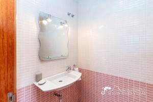 Ванна кімната в Amazing views Villa Alizee with private pool sea views and Air Conditioning