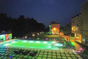 Resort Neel Nirjan !! Best Family Couple friendly family Resort!!内部或周边的泳池