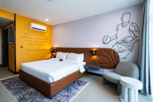 a bedroom with a bed and a basketball mural at Avo sports résidence, Dakar-Diamniadio in Dakar