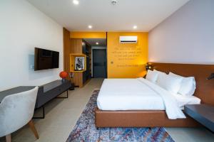 a hotel room with a bed and a tv at Avo sports résidence, Dakar-Diamniadio in Dakar