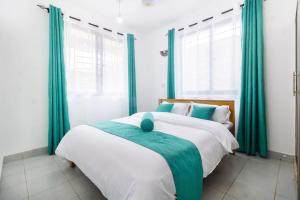 Katil atau katil-katil dalam bilik di Sunny sands beach apartment 5