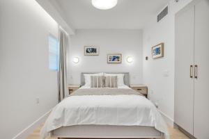 マイアミビーチにあるVonder Miami Beach - Unit 2の白いベッドルーム(大型ベッド1台付)