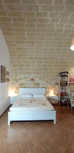 A bed or beds in a room at Palazzo Saraceno apartments-Antico Rifugio