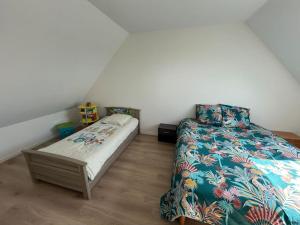 ein Schlafzimmer mit einem Bett und einem Bett und einer Couch in der Unterkunft En famille ou amis avec la mer in Équihen-Plage