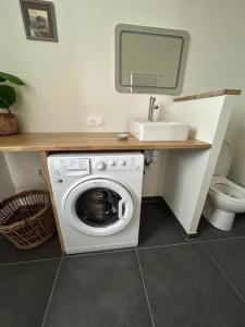 ein Badezimmer mit Waschmaschine und Waschbecken in der Unterkunft En famille ou amis avec la mer in Équihen-Plage + 78 Fotos