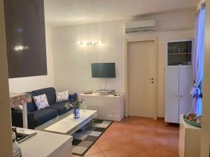a living room with a couch and a table at Delphina House in Lido delle Nazioni
