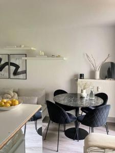 a dining room with a table and chairs with a bowl of fruit at Stilvolle Wohnung in Offenburg in Offenburg