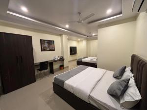 Hotel Asian Openbill客房内的一张或多张床位
