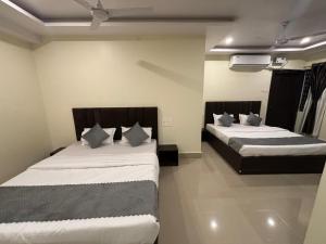 Hotel Asian Openbill客房内的一张或多张床位
