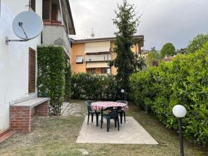 una mesa y sillas en un patio junto a un edificio en Il nido dell'abete, en Borgo a Buggiano