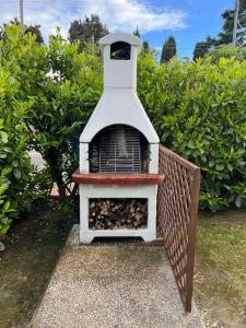una casa de pájaros sentada en la parte superior de un banco en Il nido dell'abete, en Borgo a Buggiano 2 fotos más
