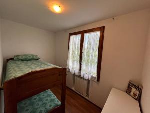 Un dormitorio pequeño con una cama y una ventana. en Il nido dell'abete, en Borgo a Buggiano