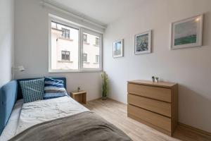 Ένα ή περισσότερα κρεβάτια σε δωμάτιο στο Big condo with garage & balcony & AC & lift