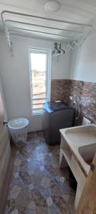 a bathroom with a sink and a window at Lujoso LOFT en el Centro in Cartago