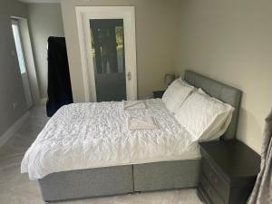 Ліжко або ліжка в номері Self Contained Ensuite Double Room With Private Sitting Room