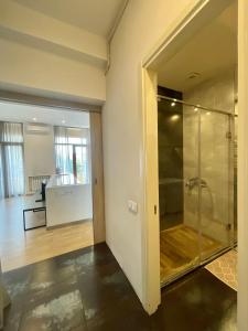 Ένα μπάνιο στο Metro apartment +29 φωτογραφίες