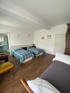 pokój z dwoma łóżkami i stołem w obiekcie B&B Panorama Dolomiti w mieście Mel
