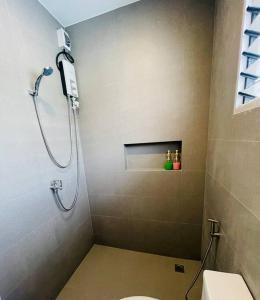 ein Badezimmer mit Dusche und Toilette in der Unterkunft Homestay CDO - Ventura in Cagayan de Oro + 57 Fotos