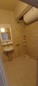 a bathroom with a sink and a mirror at Downtown Veliko Tarnovo 2 in Veliko Tŭrnovo