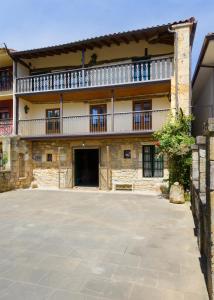 an old stone house with a large driveway at Casa Magdalena: mar y montaña in Adino