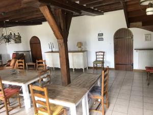 En restaurant eller et andet spisested på Charmant Domaine Solognot piscine