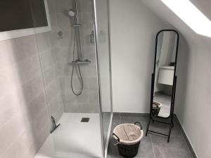 Et badeværelse på Charmant Domaine Solognot piscine + 24 billeder