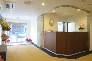 un hall avec une réception dans un bâtiment dans l'établissement Hotel Imalle Haneda, à Kawasaki