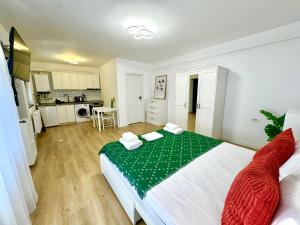 une chambre avec un grand lit et une cuisine dans l'établissement Sky Residence Airport Therme Otopeni 5, à Otopeni