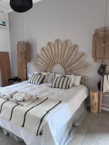 una camera da letto con un grande letto bianco con cuscini a righe di El Descanso! a Concordia Altre 33 foto