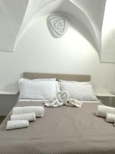 une chambre avec un lit avec des serviettes dessus dans l'établissement La Terrazza Del Corso, à Fasano