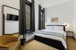 Postel nebo postele na pokoji v ubytování Logan Square SRO Hotel