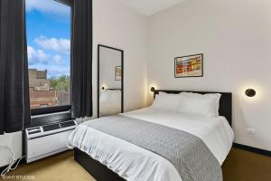 Postel nebo postele na pokoji v ubytování Logan Square SRO Hotel