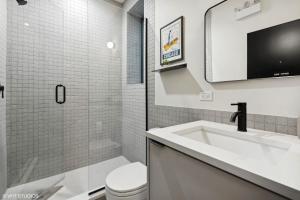 Koupelna v ubytování Logan Square SRO Hotel