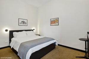 Postel nebo postele na pokoji v ubytování Logan Square SRO Hotel