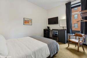Postel nebo postele na pokoji v ubytování Logan Square SRO Hotel