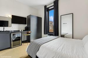 Postel nebo postele na pokoji v ubytování Logan Square SRO Hotel